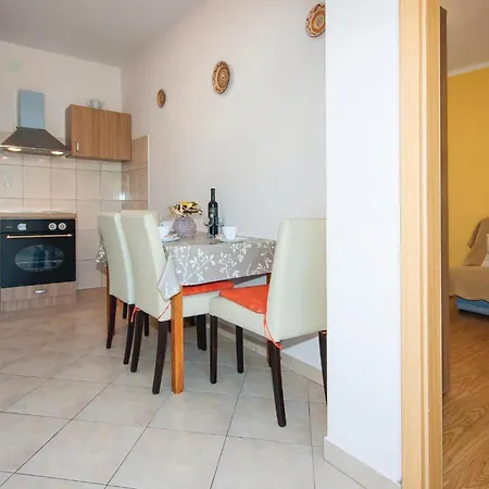 Two-bedroom In Zatoglav Daire Podglavica