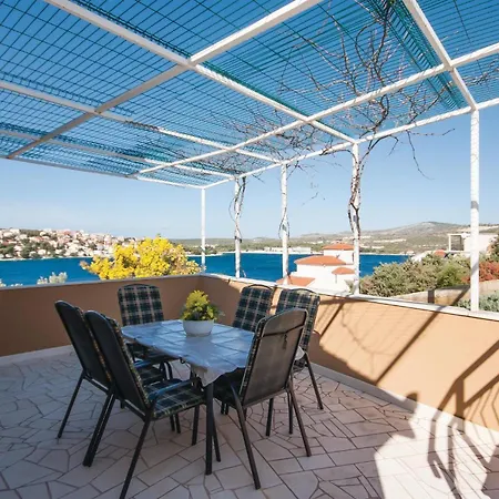 Two-bedroom In Zatoglav Daire